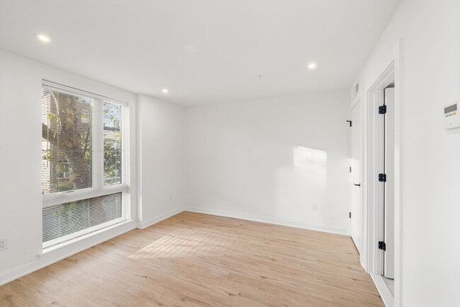 Building Photo - Fairmount/Brewery town gorgeous luxury apartment home, oversized rooms