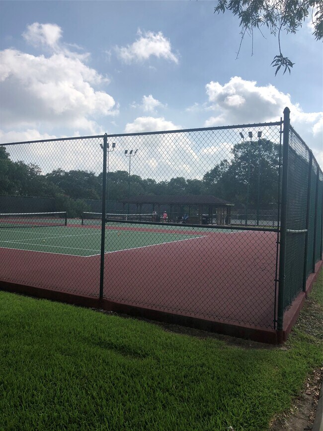 Building Photo - 10310 Chevy Chase Dr