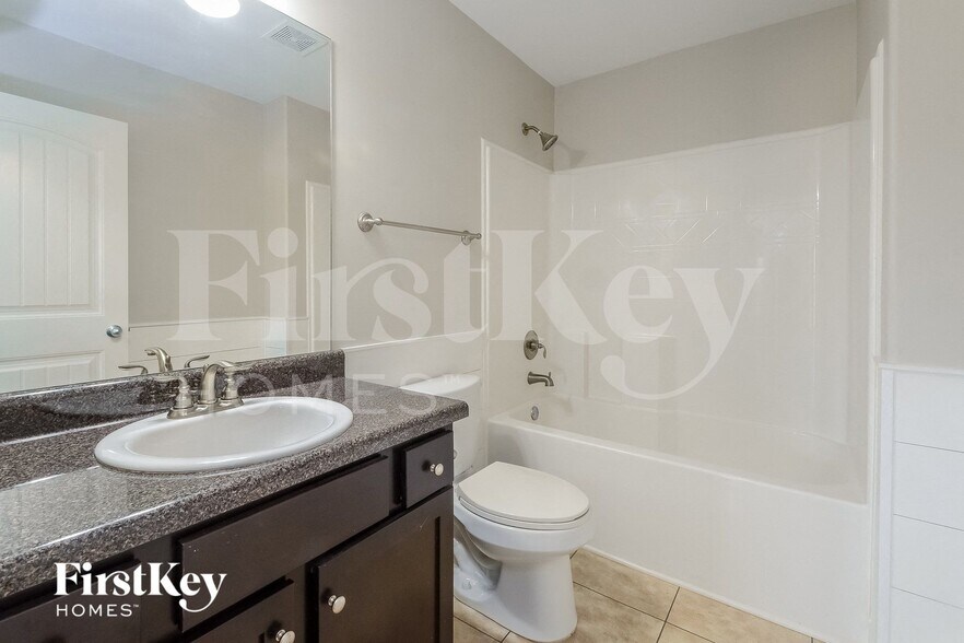 Building Photo - 460 River Crest Dr N