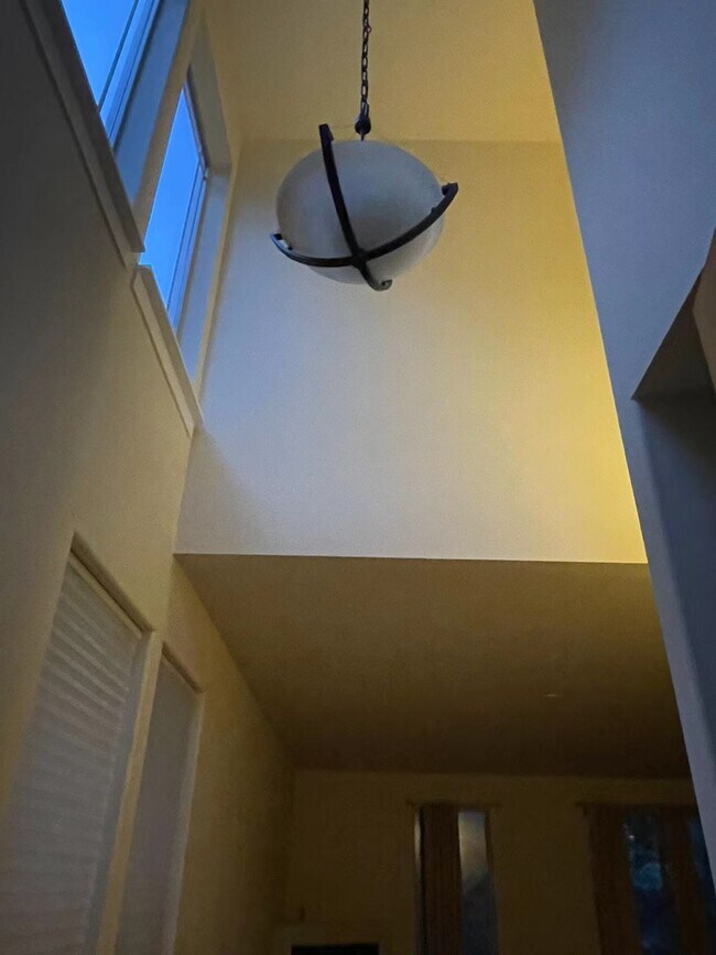 Building Photo - 2551 NW Byrne Terrace