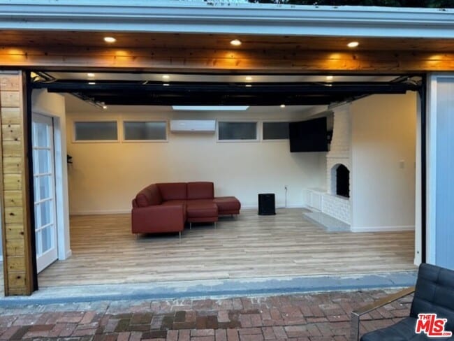 Building Photo - 1636 N Beverly Glen Blvd
