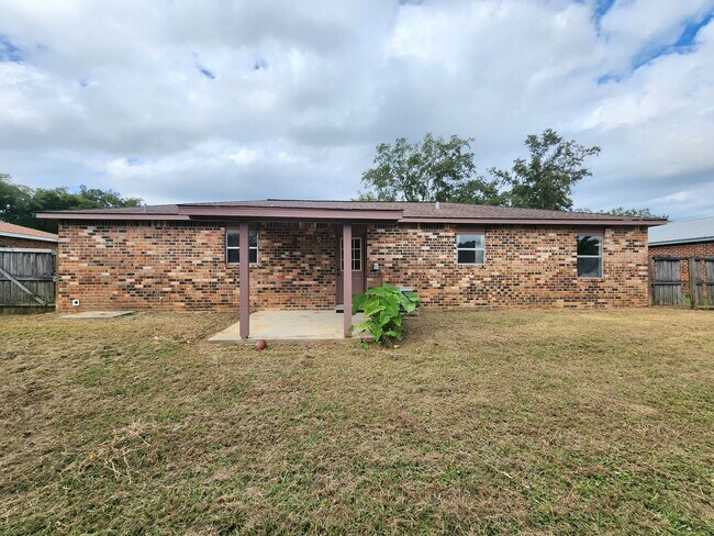 Building Photo - Garage and Fenced Back Yard in Foley!