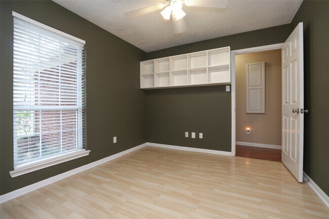 Building Photo - 22815 Red River Dr