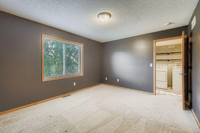 Building Photo - Rare 3bed 3bath Townhome in Rosemount