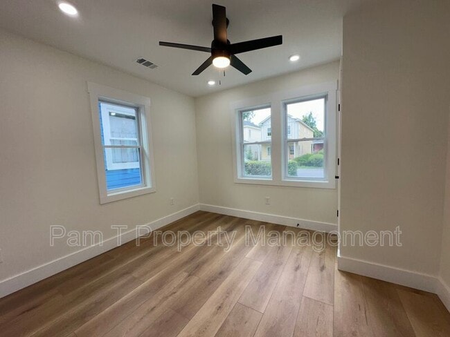 Building Photo - 618 E Waldburg St