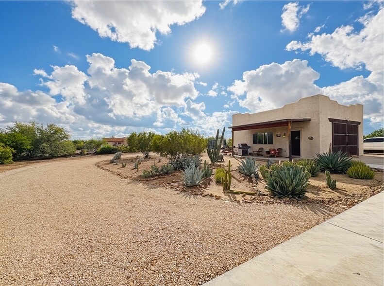 Building Photo - 1033 E Irvine Rd