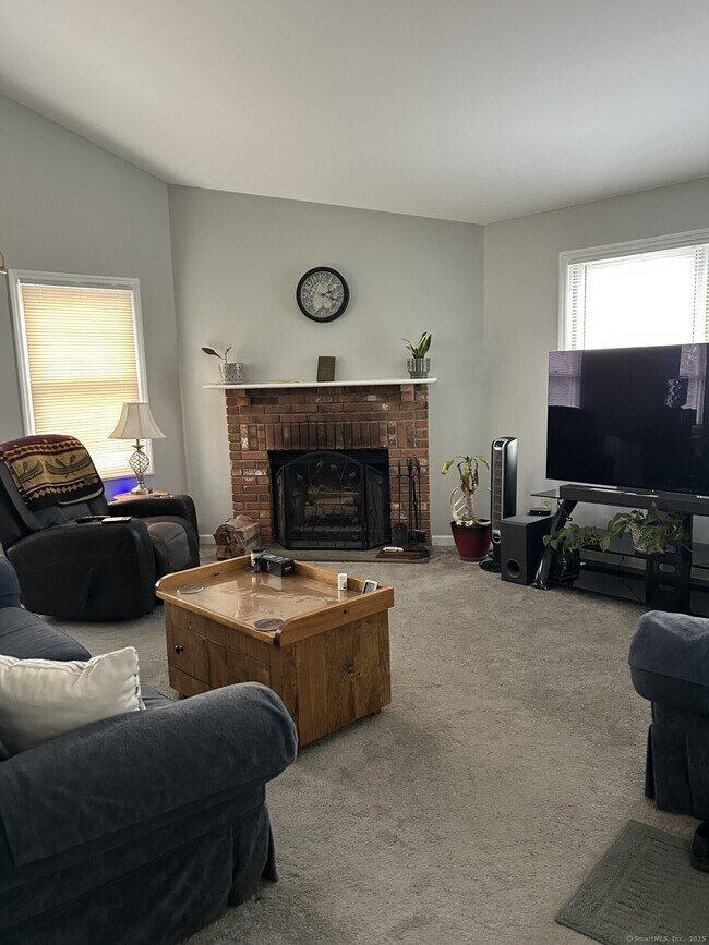 Building Photo - 42 Valley Dr