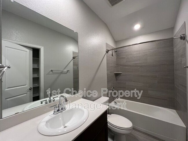 Building Photo - 2101 Sun Star Dr