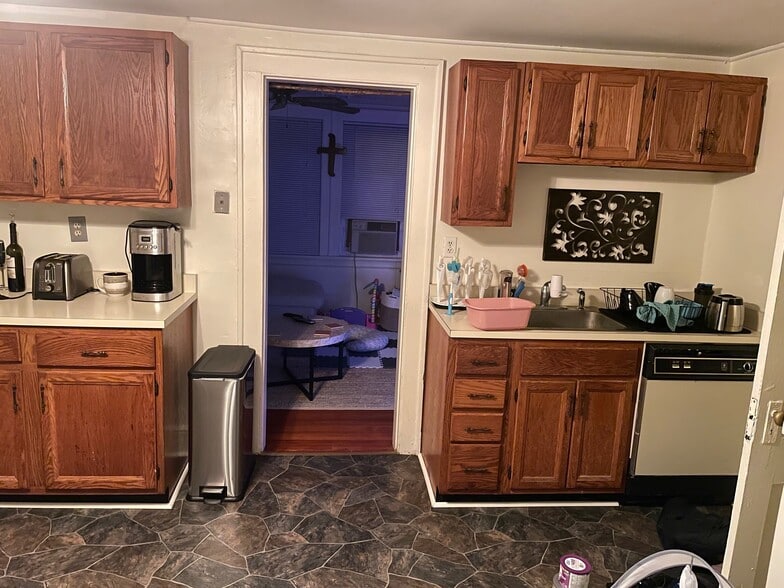 Kitchen - 47 Nichols Ave