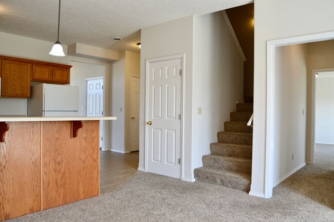 Building Photo - Spacious 3 Bedroom Condo!