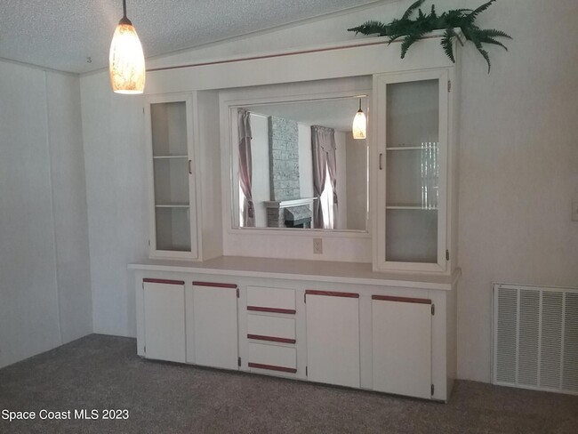Building Photo - 1609 Ridge Dr