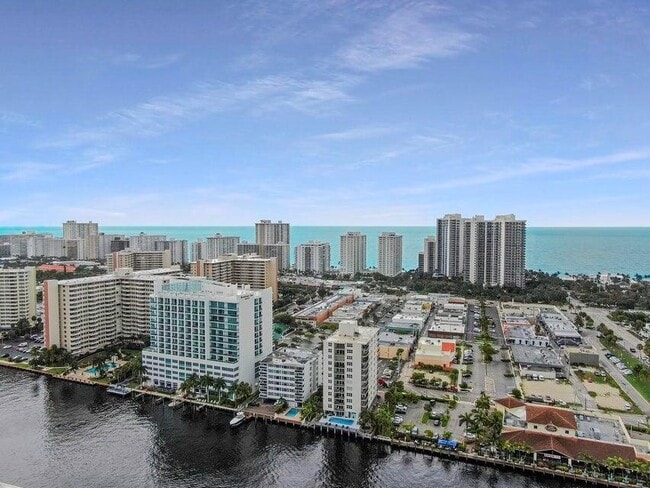 Building Photo - 2881 NE 33rd Ct