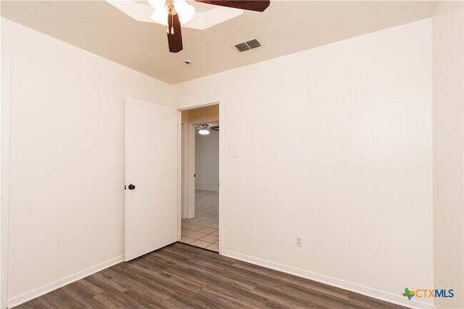 Building Photo - 11 Basswood Ct