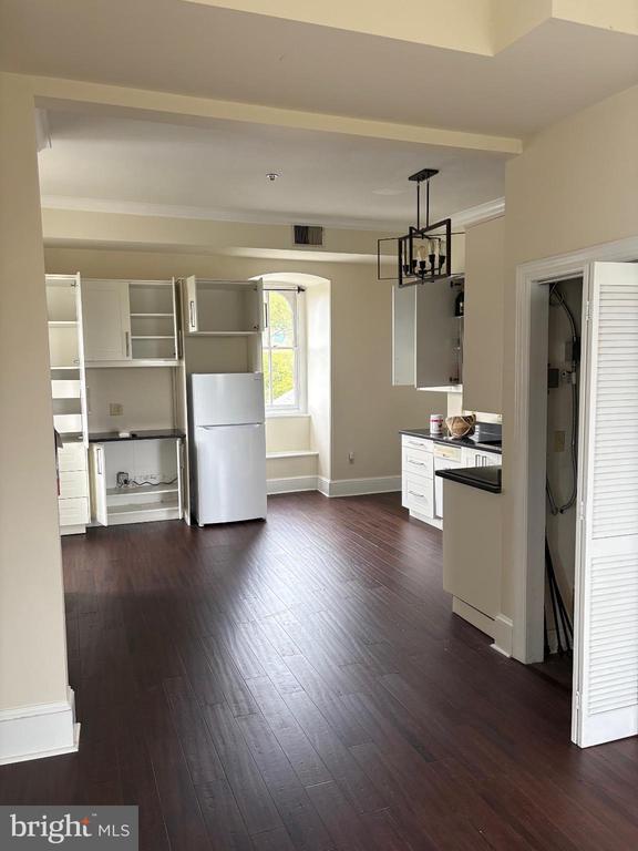 Building Photo - 10 N Main St