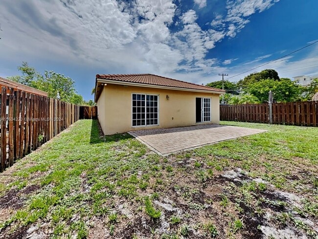 Building Photo - 211 NE 24th Ave