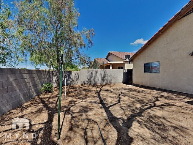 Building Photo - 550 W Kingman Dr