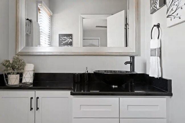 Building Photo - 2-Bedroom, 2-Bath Apartment in Fayetteville – Spacious Layout & Great Location!