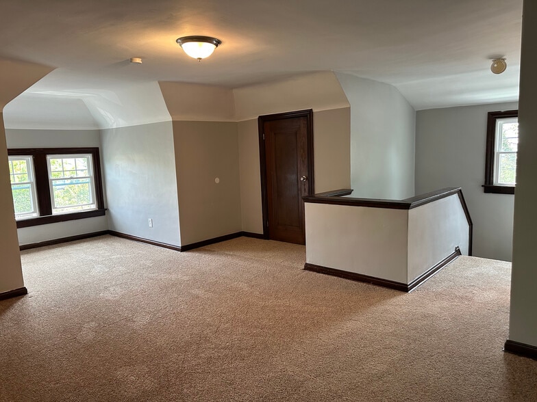 Third floor suite - the other way! - 2086 Marlindale Rd