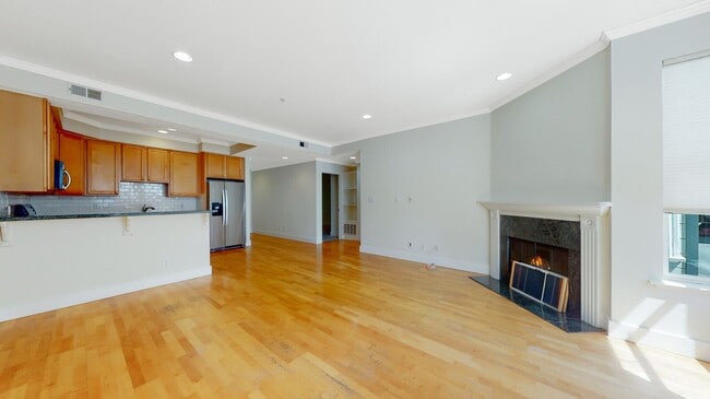 Building Photo - 2 bedroom 1 bathroom with Garage Parking