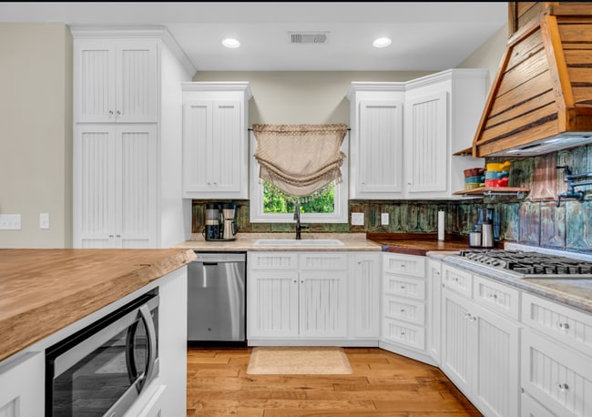 Building Photo - Beautiful 4-bedroom, 2.5-bath riverfront home