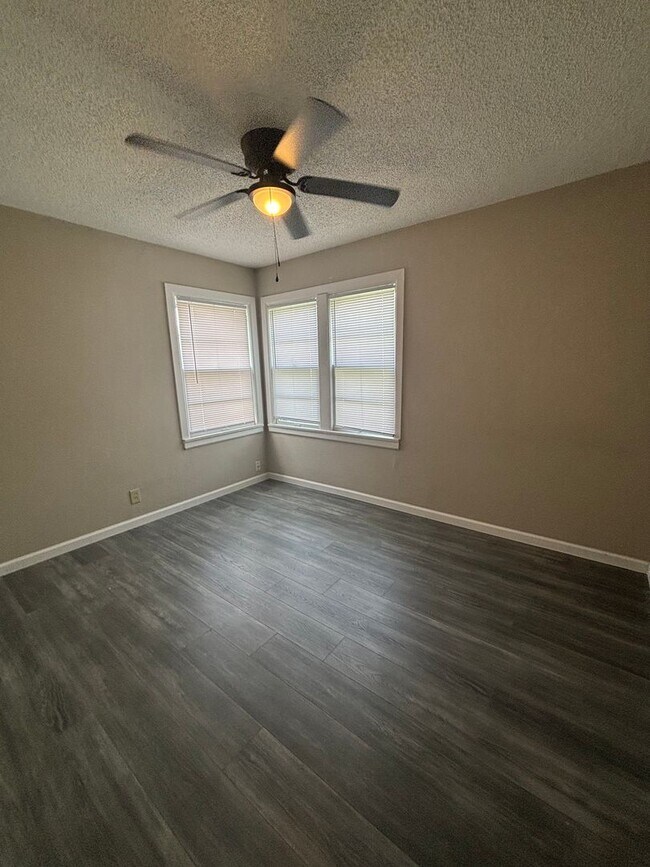 Building Photo - Charming 2 Bedroom 1 Bathroom Home located Northeast Wichita-Move In Ready