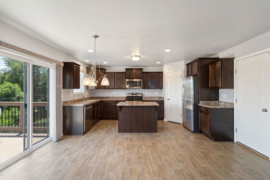 Building Photo - Spacious 4-Bed Home Minutes from Fort Cars...