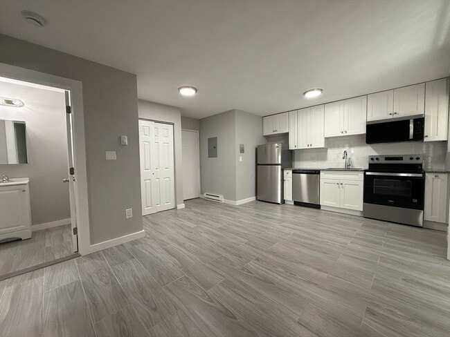 Building Photo - 565 Hyde Park Ave