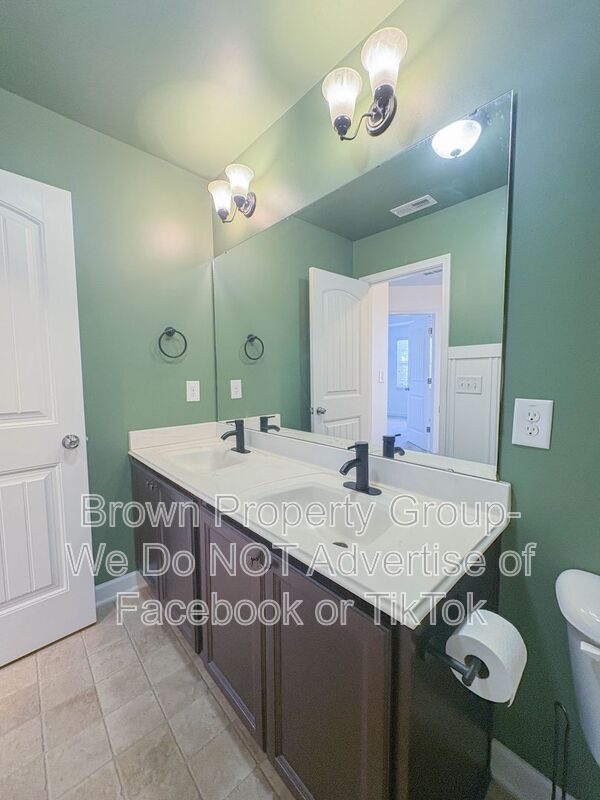 Building Photo - 829 Bellingham Way