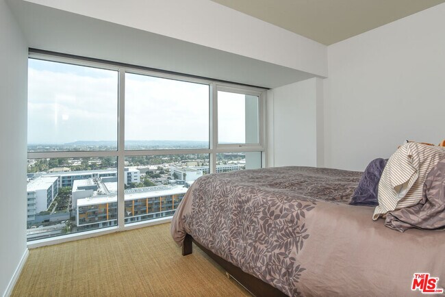 Building Photo - 13600 Marina Pointe Dr
