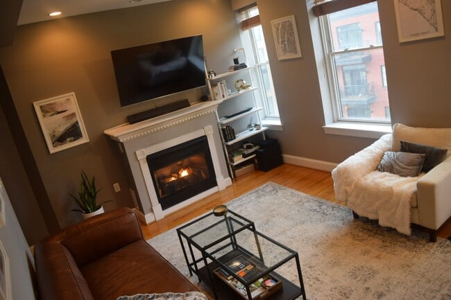 Building Photo - Spacious 2br/2ba + garage parking (U Stree...