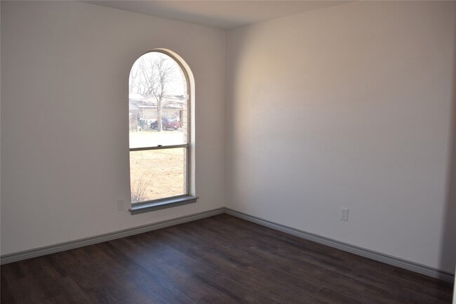 Building Photo - 811 Meadowlark Dr