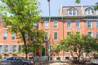 Building Photo - 2211 Pine St