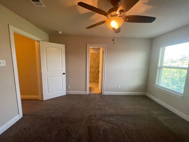 Building Photo - 3/2.5 Townhome w/ STUNNING Open Floor Plan...