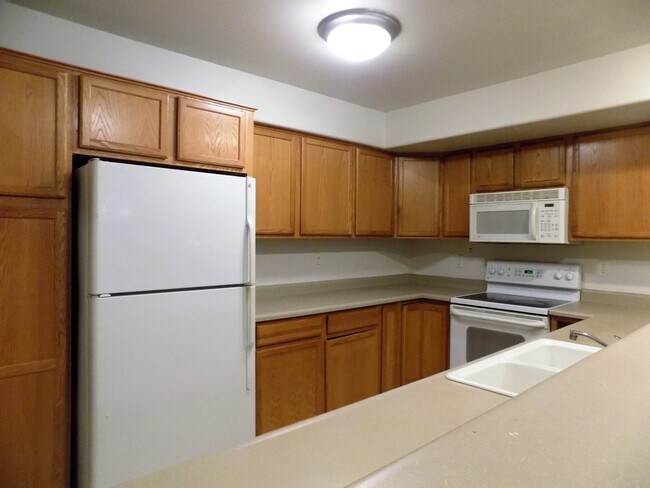 Building Photo - Large Iowa City Townhouse