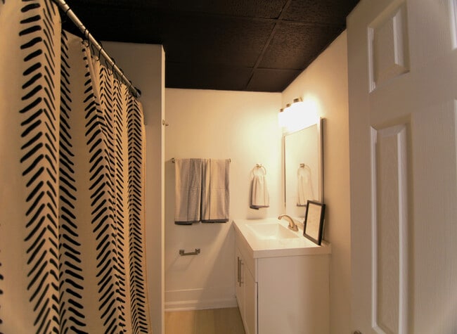 Building Photo - 1526 Varsity Dr