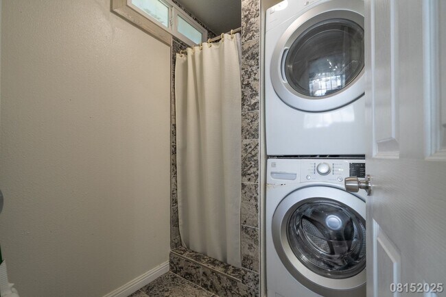 Building Photo - 3 Bed 3 Bath in Laulea Townhomes