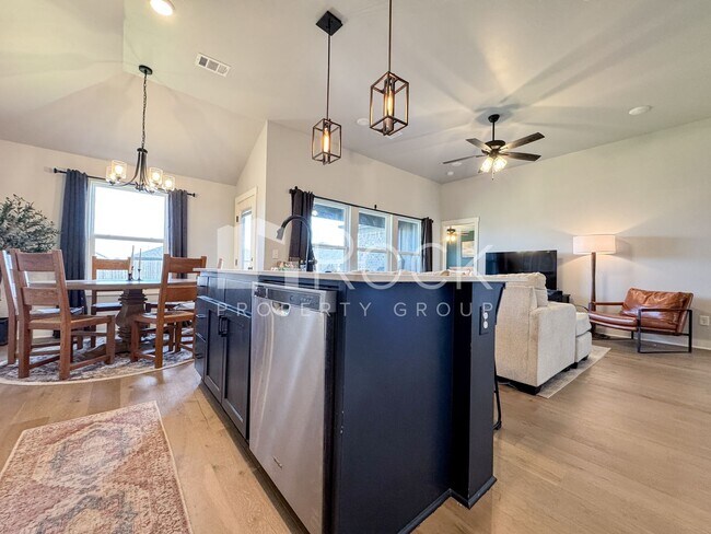 Building Photo - 3-bedroom home with Storm Shelter in Westmoore area