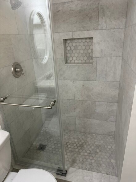 Guest Bathroom - 9480 Poinciana Pl