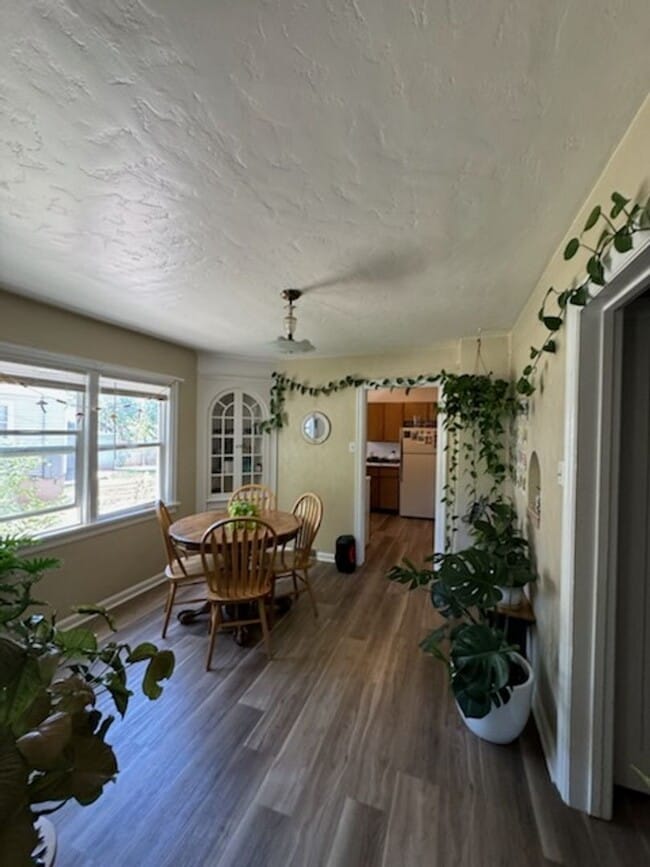 Building Photo - Private Rooms and Apartments Available Near SUU