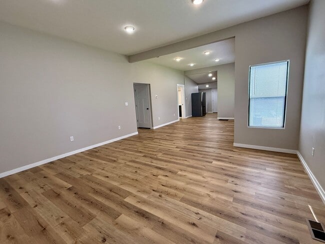 Building Photo - 1025 N 6th St