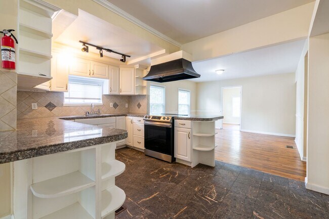 Building Photo - 4-Bedroom Rental in Prime Hapeville Location
