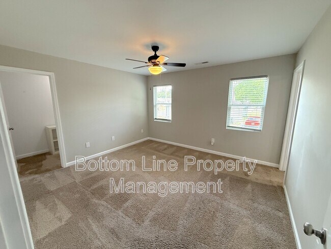 Building Photo - 641 Central Dr NW