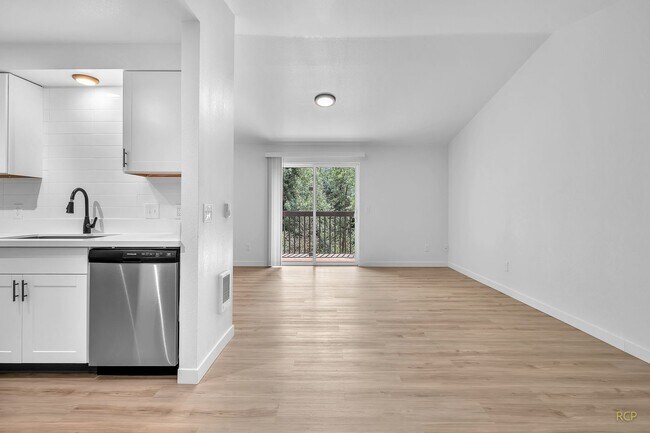 Building Photo - 2 Bedrooms 2 Bathrooms Available now - Was...