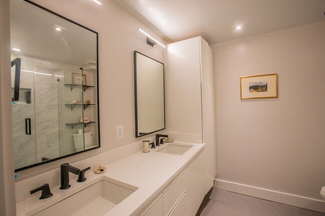 Building Photo - Stunning 2 BR/2 BA Condo in Lanier Heights!