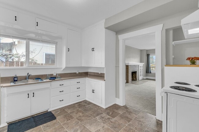 Building Photo - Welcome Home! Charming 3 bedroom Craftsman