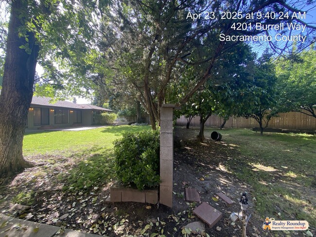 Building Photo - Sprawling Ranch with Open Floorplan & Exce...