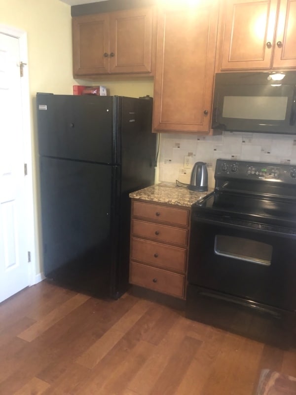 Building Photo - 470 Meadow Ln