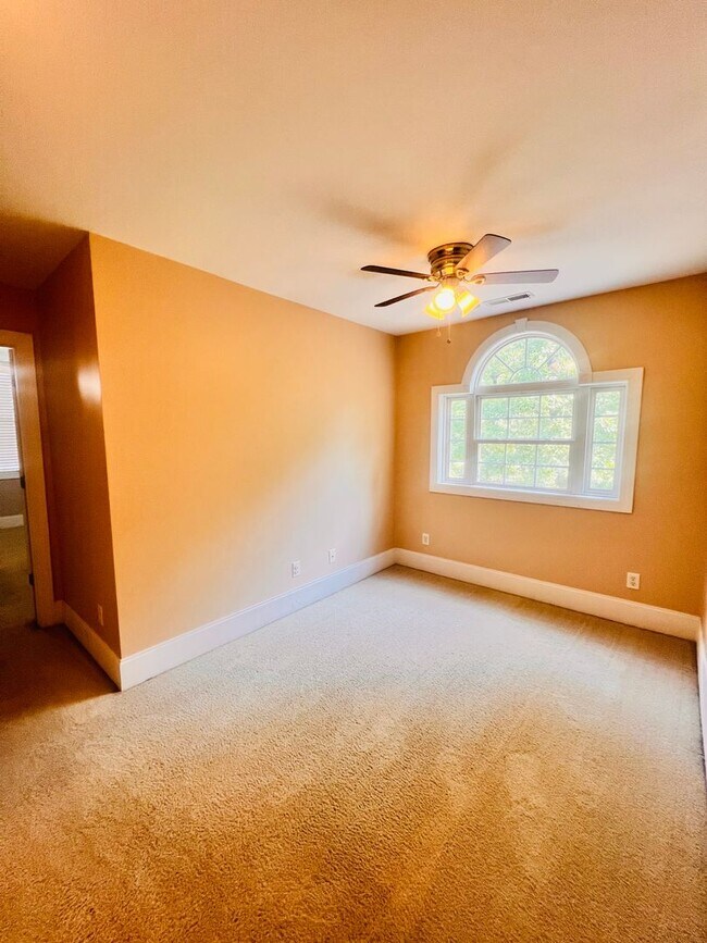 Building Photo - Tucked Away 3 Bedroom Gem on Private Road ...