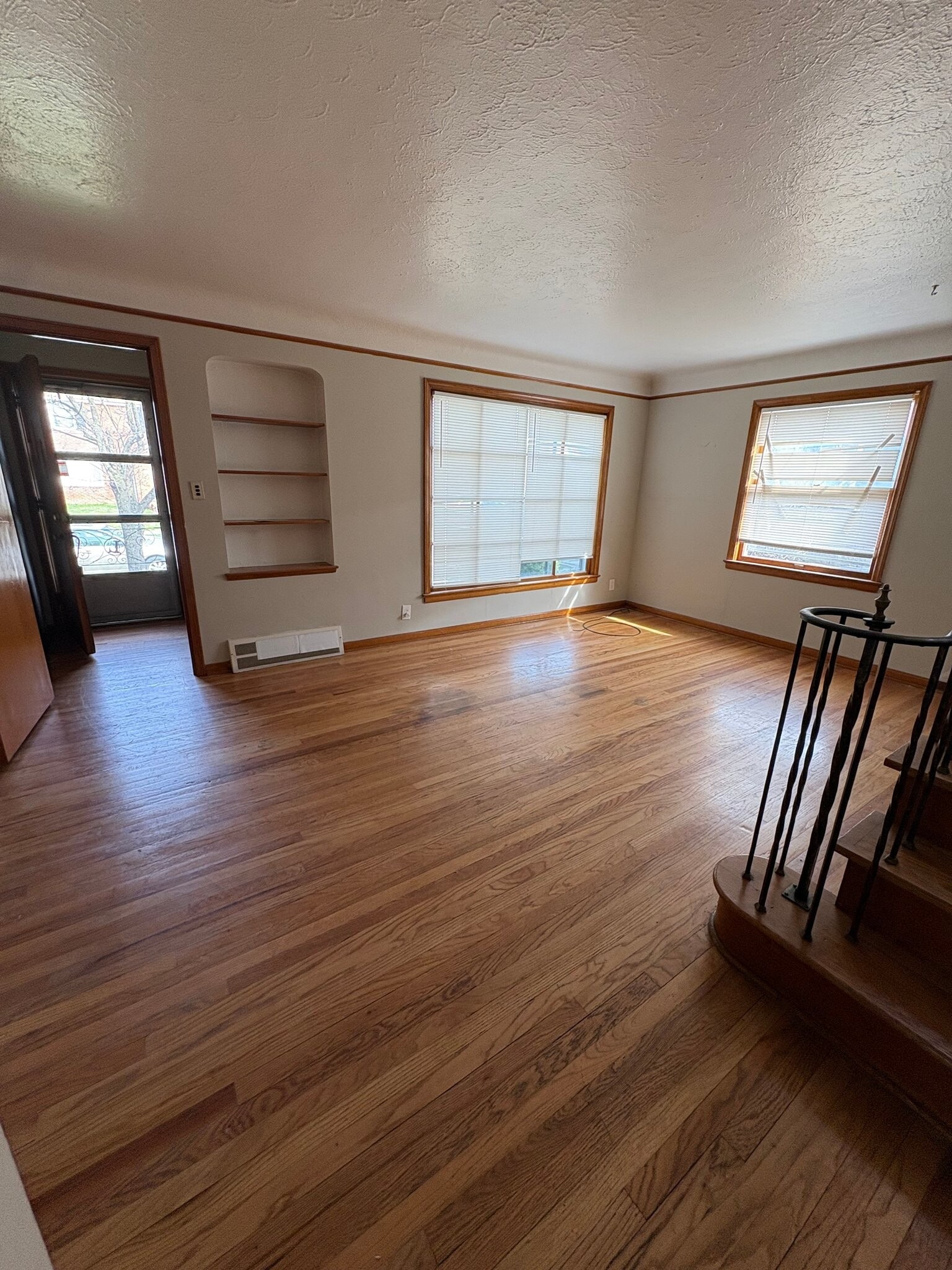 Building Photo - 1420 Villa Dr