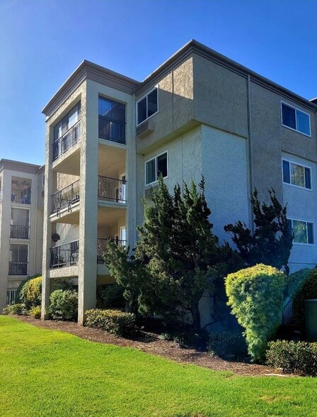 Building Photo - 5515 Paseo Del Lago W